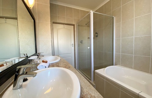 Linkside House | Bar T Nique Guest House