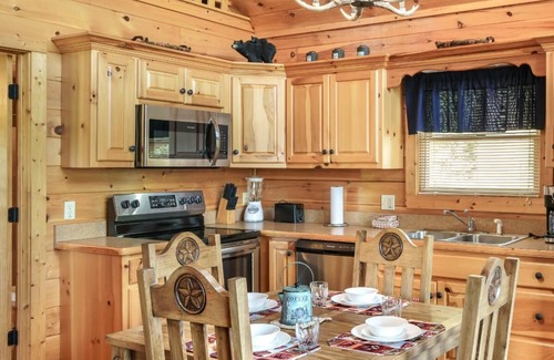 Black Bear Falls Cabin | BARE HUGS! 1BR Log Cabin w/Hot Tub, Pool Table, Arcade, Leather, new Appliances!