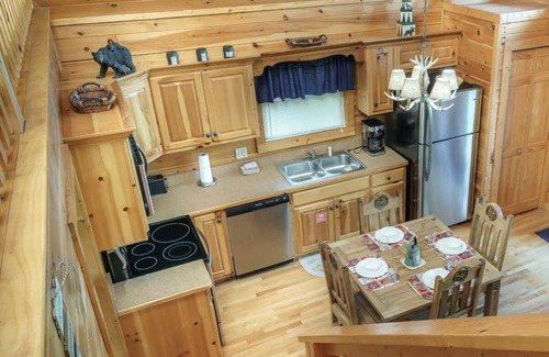 Black Bear Falls Cabin | BARE HUGS! 1BR Log Cabin w/Hot Tub, Pool Table, Arcade, Leather, new Appliances!