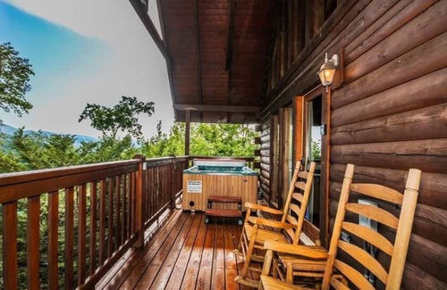 Black Bear Falls Cabin | BARE HUGS! 1BR Log Cabin w/Hot Tub, Pool Table, Arcade, Leather, new Appliances!