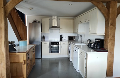 Maldon House | Barley Barn with antique superking bed, jacuzzi bath & walk in shower