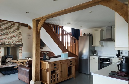 Maldon House | Barley Barn with antique superking bed, jacuzzi bath & walk in shower