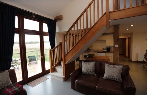 Maldon House | Barley Barn with antique superking bed, jacuzzi bath & walk in shower