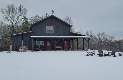 Tennga House | Barn at Frog Hollow, 2 bedroom ground floor unit. Great Mountain Views!