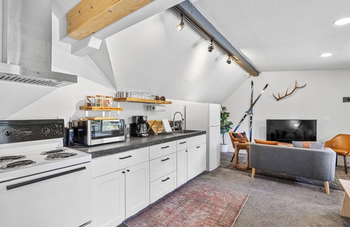 Mount Shasta Cabin | Basecamp Lodge - Cabin 5