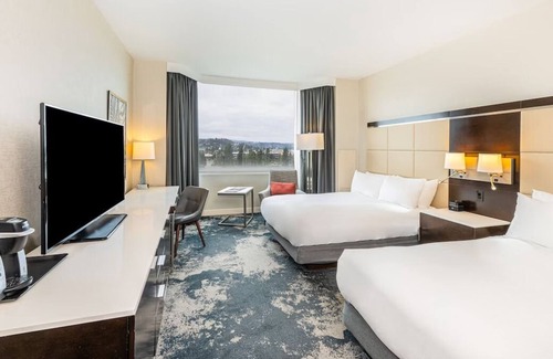 Redwood Shores Hotel | Bask in Modern Style Comfort! 2 Relaxing Units, Onsite Pool, Pets Allowed