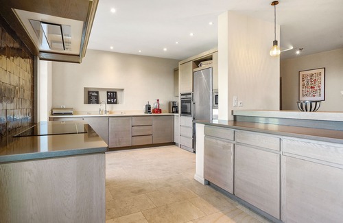 La Roque-sur-Pernes Other | Bastide 350m² renovated, magnificent view of Provencal village