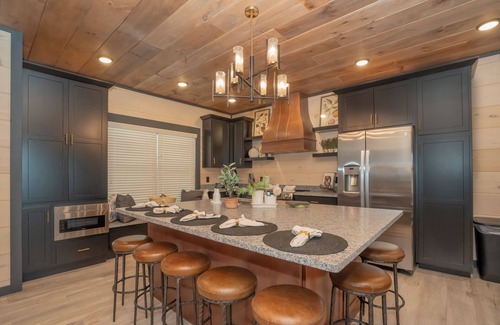 Sevierville Cabin | Batton&Brooks@SC: P/MtnView*IndoorPool*Games*Theater*HotTub*Wifi*ResortWaterPark