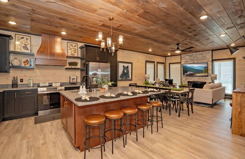 Sevierville Cabin | Batton&Brooks@SC: P/MtnView*IndoorPool*Games*Theater*HotTub*Wifi*ResortWaterPark