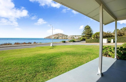 Encounter Bay House | Battye Cottage Beautiful Sea Views All Year Round