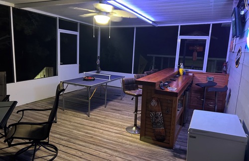 Shoreline Park House | Bay Breeze Bliss~ Hot Tub, Bar & Canal~ 5mi To Beach!