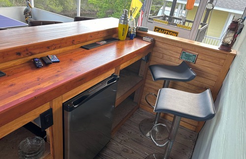 Shoreline Park House | Bay Breeze Bliss~ Hot Tub, Bar & Canal~ 5mi To Beach!