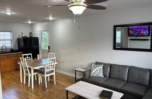 Shoreline Park House | Bay Breeze Bliss~ Hot Tub, Bar & Canal~ 5mi To Beach!