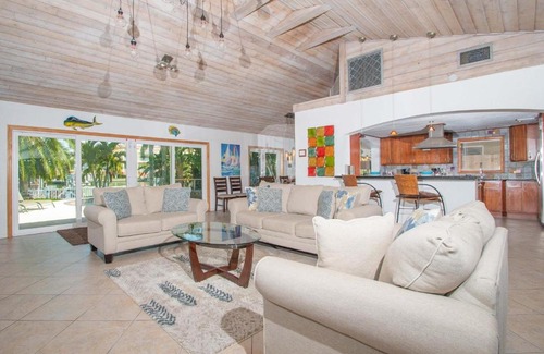 Clearwater Beach House | Bay Breeze House Waterfront home with pool