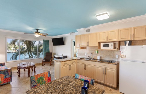 Belle Vista Hotel | Bay Palms Waterfront Resort - Hotel and Marina