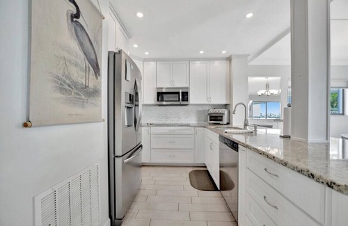 Bradenton Beach Condo | Bay to Bradenton Beach 2-2 Steps to Bridge Street-Marina