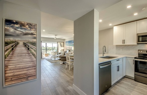 Mid Island Condo | Bay Village #265 is a Beautiful 2 bedroom 2 bath condo