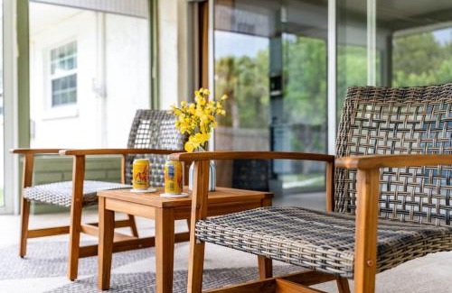 Whitfield Villa | BayBreeze Cottage - 2BR-2BA Family Stay Near SRQ Airport, Sleeps 6-8