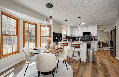 Maxwell House | BayLUXhome Deck FirePit Sleeps12 Kid & Pet Friendlynn