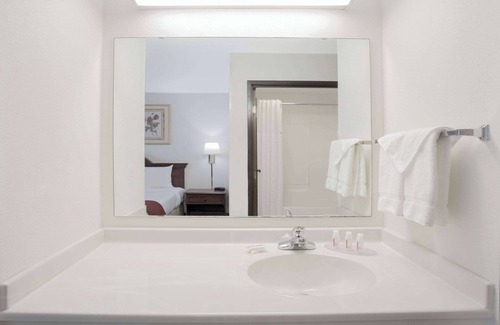 Freeport Hotel | Baymont by Wyndham Freeport