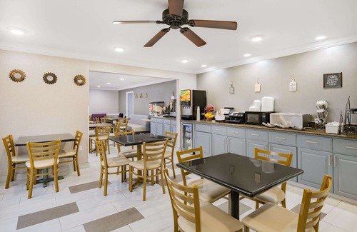 Gurnee Hotel | Baymont by Wyndham Gurnee