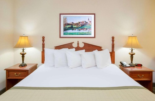 Ozark Hotel | Baymont by Wyndham Ozark