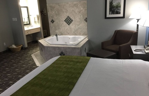 Pella Hotel | Baymont by Wyndham Pella