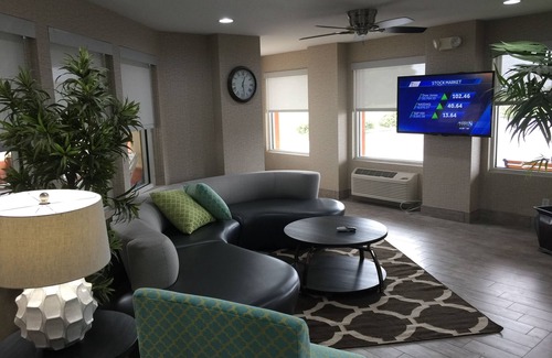 Pella Hotel | Baymont by Wyndham Pella