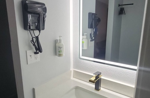 Roseland Hotel | Baymont By Wyndham South Bend