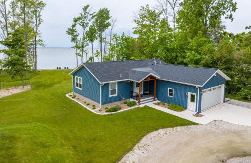 Brussels House | Bayside Bear - Lakefront Paradise! Hot Tub, Canoe & Family Fun
