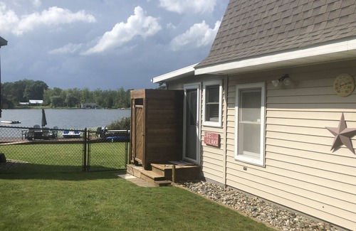 Vandalia Cottage | Be Our Guest-House on Lewis Lake