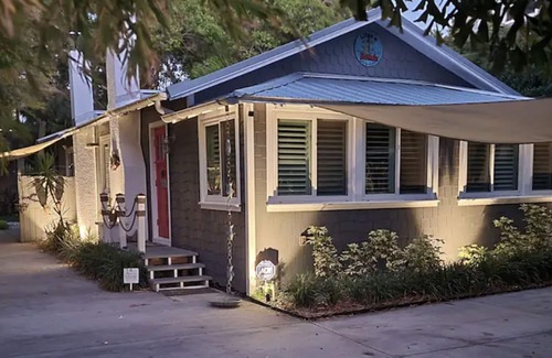 Bay Esplanade Cottage | Beach Access, Fenced Yard, Pets, Local Quiet Beach