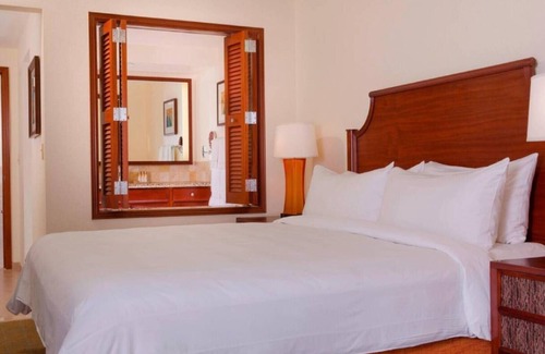 Ko Olina Resort | Beach Access, Stunning Beach and Mountain Views, Spacious Family Suite