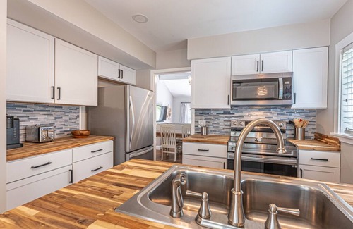 Sea Pines Villa | Beach Access | Racquet Club | Pet Friendly | Walk to Harbour Town | End-unit | Sea Pines