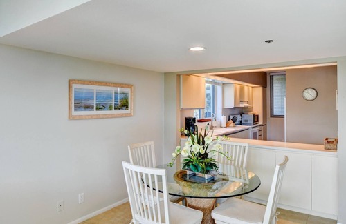 Longboat Key Condo | Beach and Pool View 2 Bedroom Condo