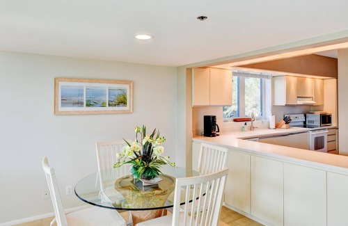 Longboat Key Condo | Beach and Pool View 2 Bedroom Condo
