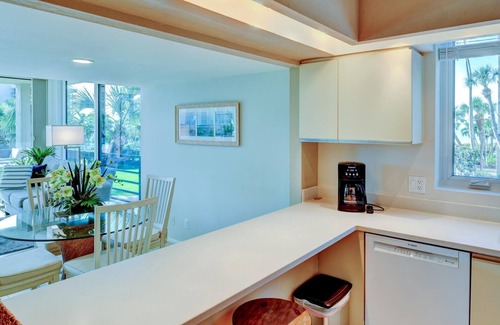 Longboat Key Condo | Beach and Pool View 2 Bedroom Condo
