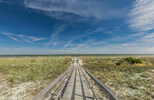 Oceanmarsh Subdivision House | Beach and Pool Views! Newly Listed Villa on Harbor Island