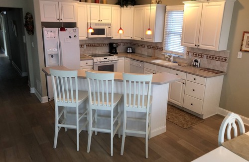 Gardens Condo | Beach Block Newer 1st Floor Immaculate Condition - Elevator