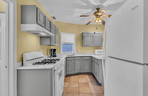 North End Condo | BEACH BLOCK! Walk to beach, boardwalk, and shopping! sleeps 6