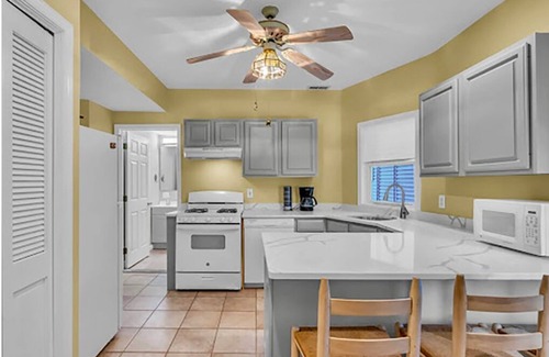 North End Condo | BEACH BLOCK! Walk to beach, boardwalk, and shopping! sleeps 6