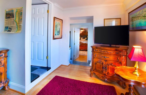 San Clemente Cabin | Beach bungalow near beach & San Clemente Pier with private balcony & ocean views