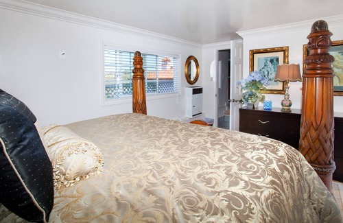 San Clemente Cabin | Beach bungalow near beach & San Clemente Pier with private balcony & ocean views