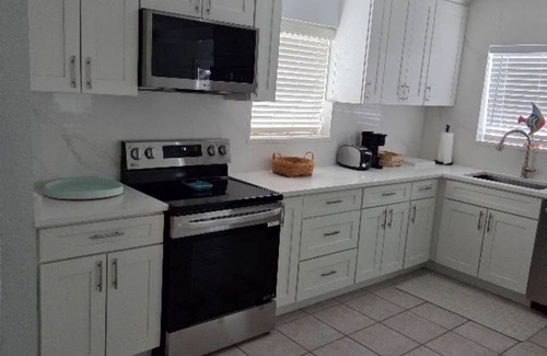Belleair Beach Cottage | Beach Cottage 10 Steps to Pool, 45 Steps to Beach, Free Parking, No resort fees
