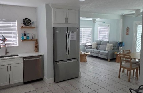 Belleair Beach Cottage | Beach Cottage 10 Steps to Pool, 45 Steps to Beach, Free Parking, No resort fees
