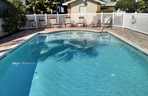 Belleair Beach Cottage | Beach Cottage 10 Steps to Pool, 45 Steps to Beach, Free Parking, No resort fees