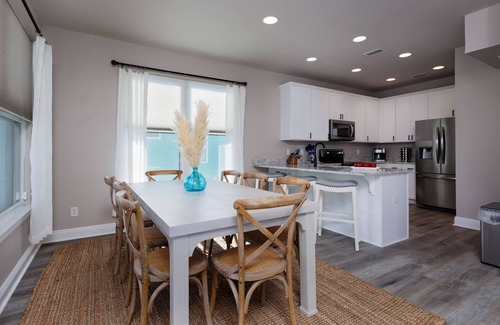 Morgantown Cottage | *Beach Cottage* ~4 min walk to beach! Peak-a-Boo Gulf Views!