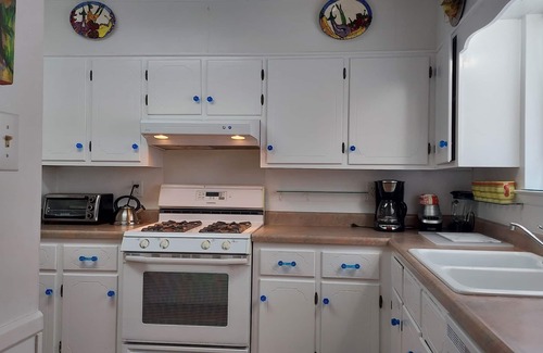 Biloxi House | BEACH & DOWNTOWN 5 BLOCKS, COURTYARD WITH GRILL, FULL HOUSE GENERATOR, 4 BIKES