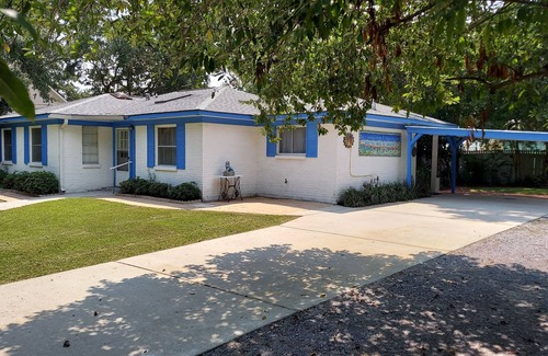 Biloxi House | BEACH & DOWNTOWN 5 BLOCKS, COURTYARD WITH GRILL, FULL HOUSE GENERATOR, 4 BIKES