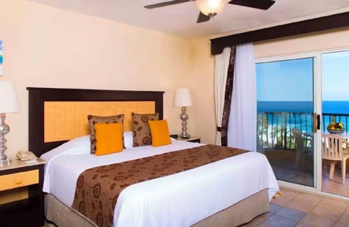Los Cabos Hotel | Beach Front 2 Bedroom Deluxe Suite in Cabo San Lucas